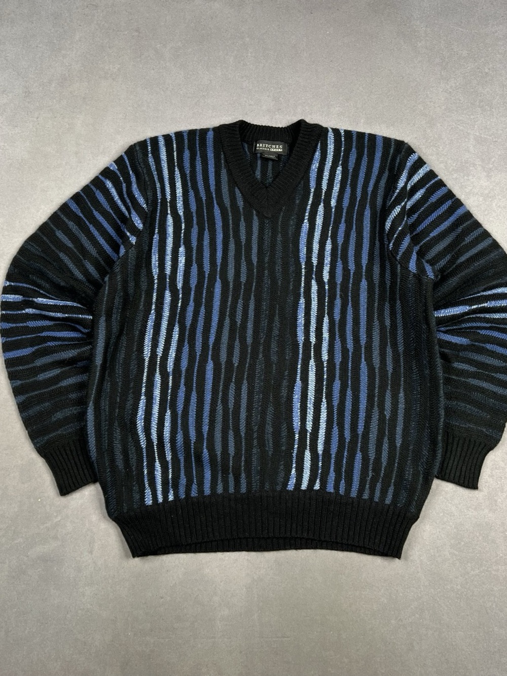Vintage Knit Britches Classic Sportswear Abstract Striped V-Neck Sweater in Blac